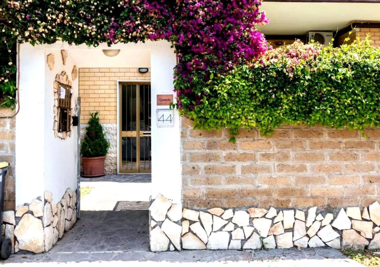 Garden Basement - Seminterrato - Fiumicino Airport Apartment 0*,  Italy