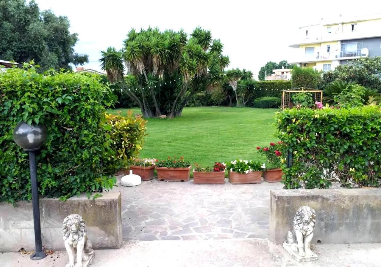 Garden Basement - Seminterrato - Fiumicino Airport Apartment 0*,