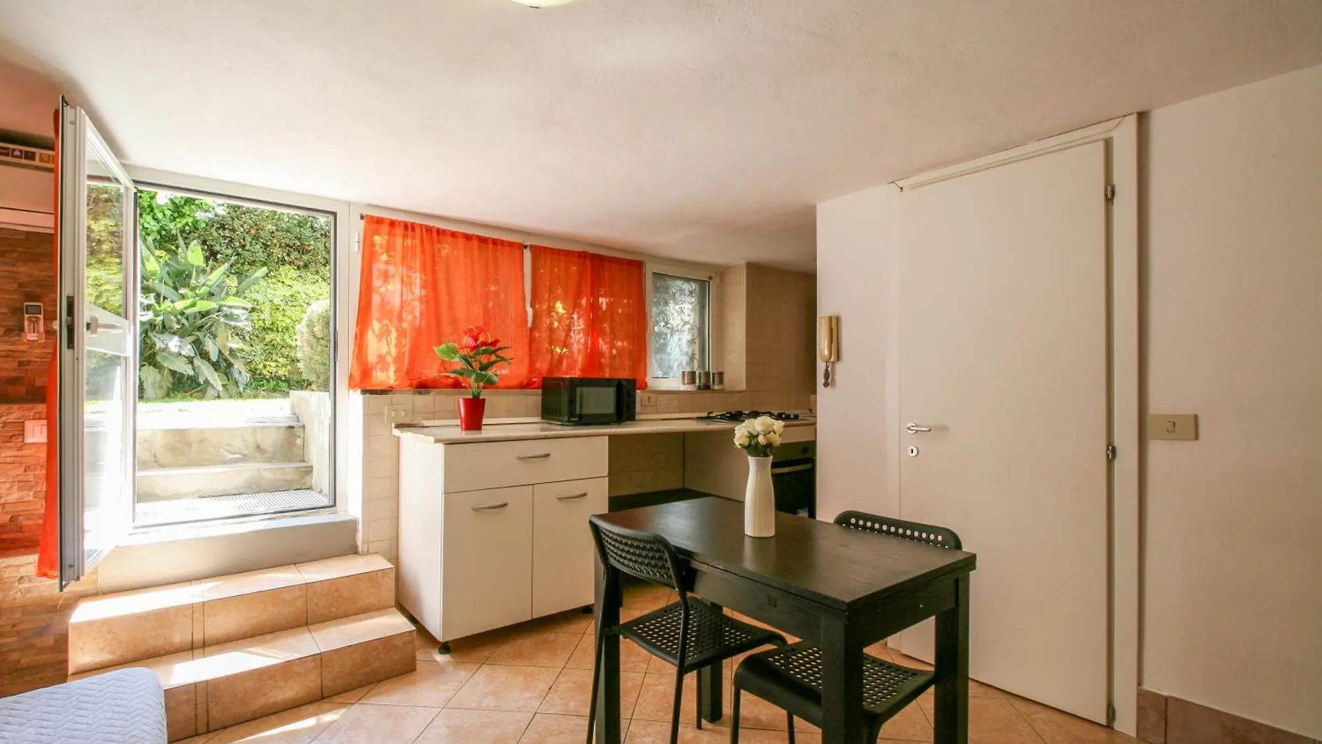 Garden Basement - Seminterrato - Fiumicino Airport Apartment 0*,  Italy